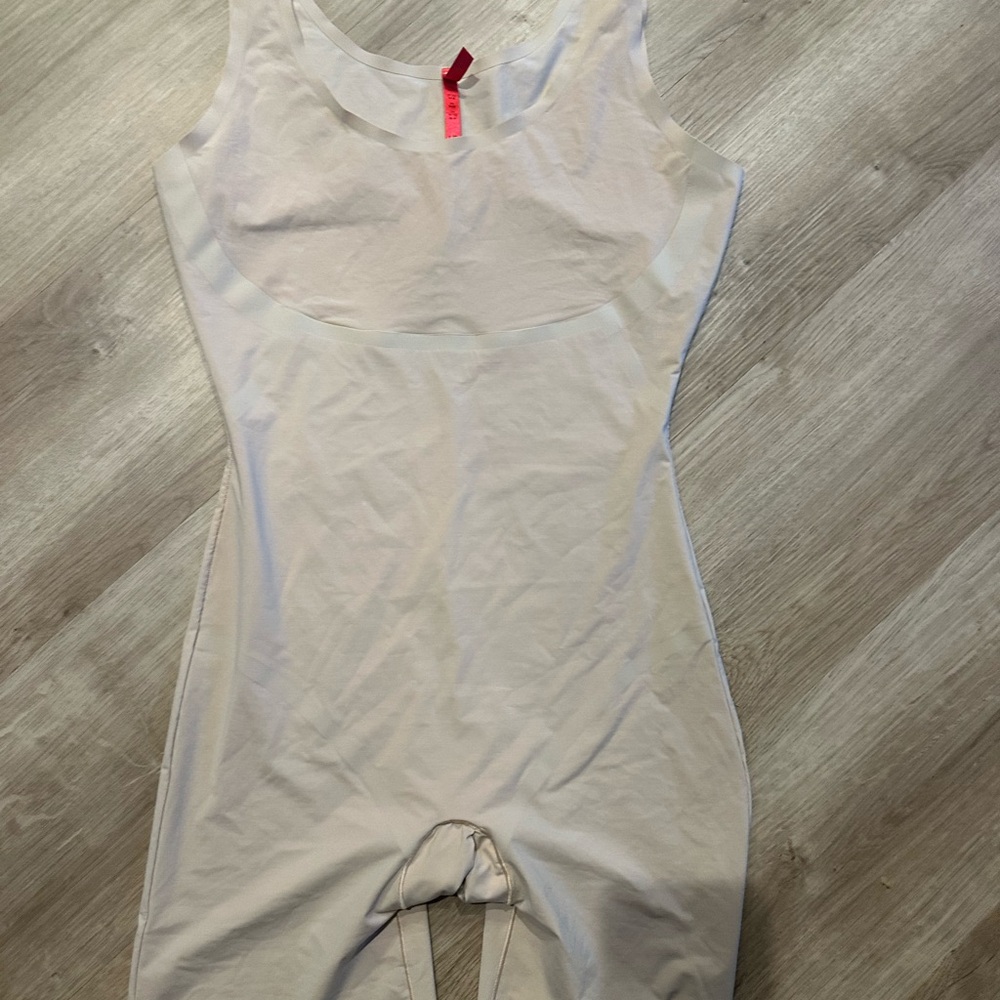 Spanx mid thigh Shapewear Bodysuit Nude L